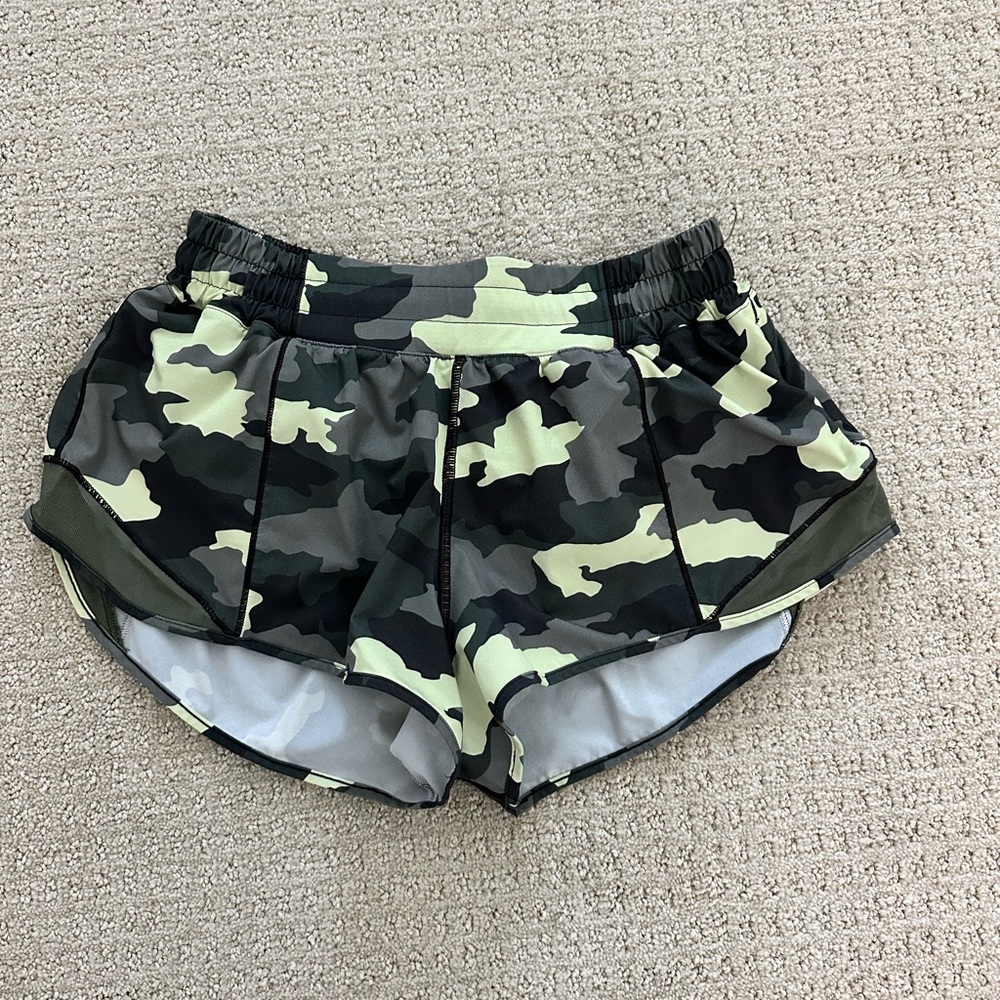 Lululemon Hotty Hot Low-Rise lined short 2.5”